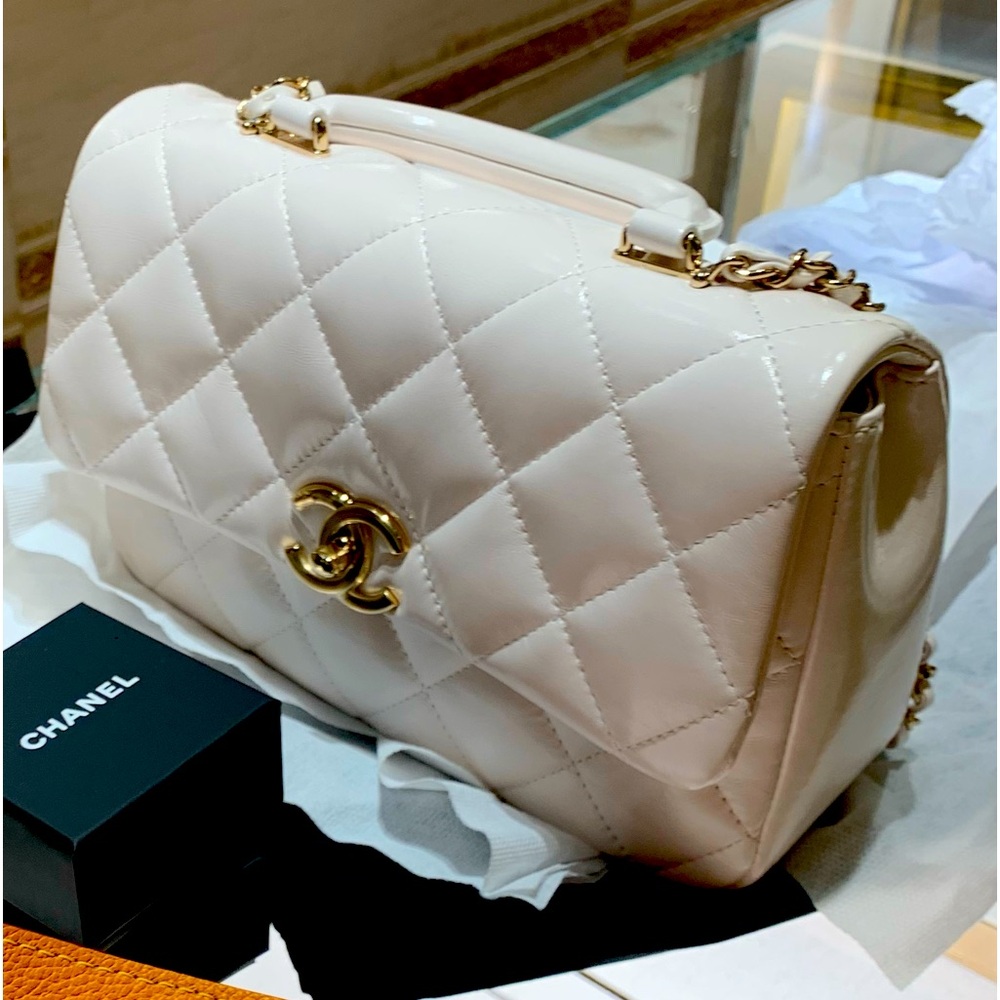 Absolutely stunning rare brand New Coco Chanel travel purse with handle .A must! - Picture 4 of 7